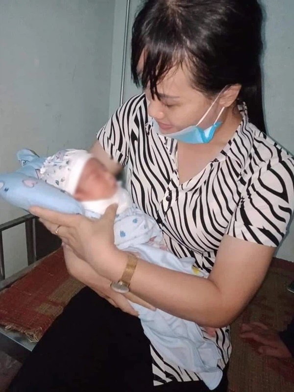 Bé trai sơ sinh bị bỏ rơi trước cổng nhà dân giữa đêm khuya-2