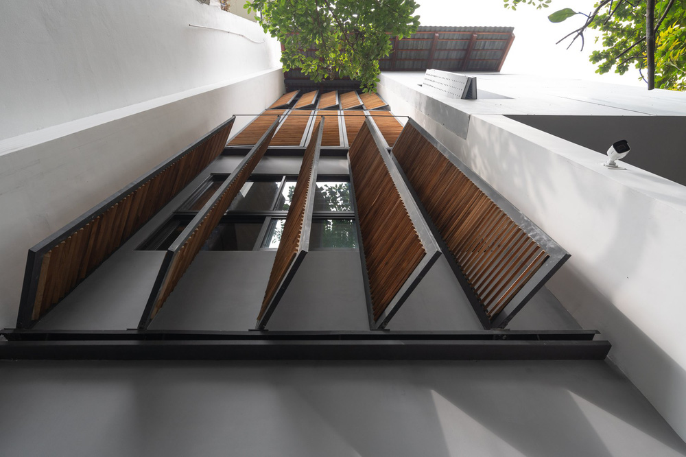 Nhà khoét mái 2 mặt tiền ở Hà Nội: Nhìn từ trên xuống đã trầm trồ, bước vào trong lại phải wow thêm tiếng nữa-7