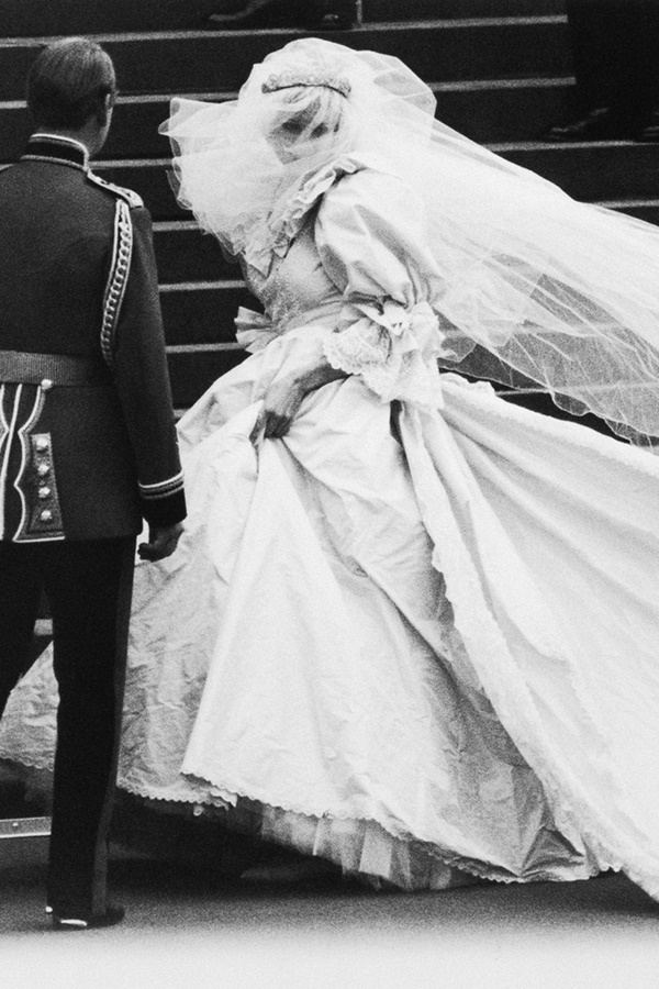 Váy cưới của Công nương Diana bản 2021 giống thiết kế gốc tới 99%, nhưng liệu có gặp phải 4 sự cố này trong lễ cưới-11
