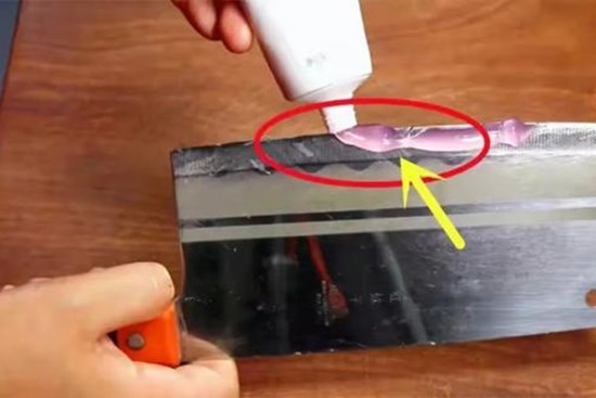 Bôi kem đánh răng lên dao làm bếp. Tôi không ngờ nó lại có tác dụng mạnh như vậy. Hãy thử ngay bây giờ