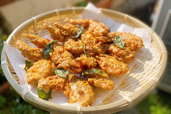 Cuối tuần mát mẻ, mẹ vào bếp trổ tài làm món gà chiên giòn hấp dẫn, thơm ngon nhức nhối