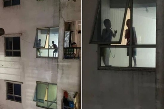 Thót tim cảnh 2 bé trai trèo ra cửa hành lang chung cư cao tầng chơi đùa chênh vênh trên gờ tường: Phụ huynh cần cảnh giác