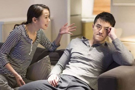 Mới sáng dậy đã thấy chồng đầm đìa mồ hôi ngoài phòng khách, thậm chí trên tay anh còn cầm một đôi dép trẻ con