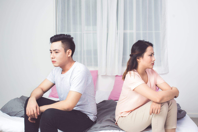 Mới sáng dậy đã thấy chồng đầm đìa mồ hôi ngoài phòng khách, thậm chí trên tay anh còn cầm một đôi dép trẻ con-2