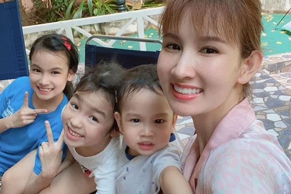 Cậu út nhà Xuân Bắc nhắng nhít, lầy lội không kém gì anh trai Bi béo, 1 clip ngắn cũng thấy ông bố danh hài cưng chiều con hết mực-6