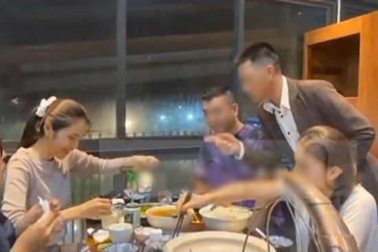 Xôn xao clip Thủy Tiên đi ăn uống sang chảnh trong lúc làm từ thiện miền Trung