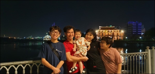 Cậu út nhà Xuân Bắc nhắng nhít, lầy lội không kém gì anh trai Bi béo, 1 clip ngắn cũng thấy ông bố danh hài cưng chiều con hết mực-1