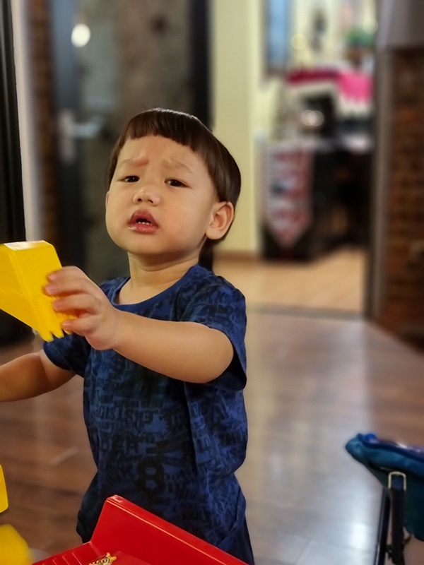 Cậu út nhà Xuân Bắc nhắng nhít, lầy lội không kém gì anh trai Bi béo, 1 clip ngắn cũng thấy ông bố danh hài cưng chiều con hết mực-4