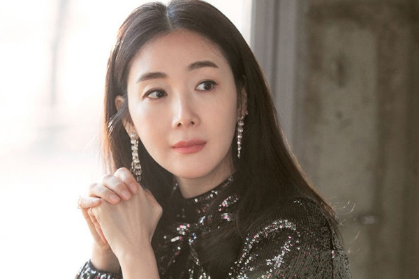 Kết hôn với người đàn ông kém 12 tuổi bị họ hàng chế giễu, sinh được một cậu con trai, 3 năm sau tôi trở thành người chiến thắng-1