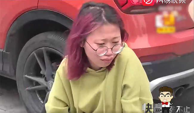 Bi hài người vợ bị đuổi ra khỏi nhà cũng không ly dị vì:  Tôi không thể rời khỏi anh ấy! Chồng tôi quá đẹp trai!” - Nhan sắc người chồng gây tò mò-1