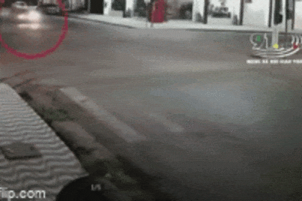 Tai nạn kinh hoàng: Thanh niên chạy xe tốc độ cao đâm ngang ô tô, văng xa hơn 30 mét đường