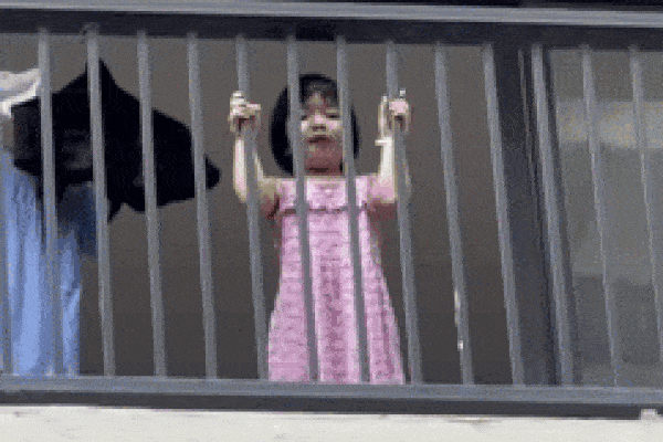 Bé gái 5 tuổi đứng trước lan can bệnh viện dã chiến làm việc bất ngờ, lời nhắn khiến ai nấy đều rơi lệ