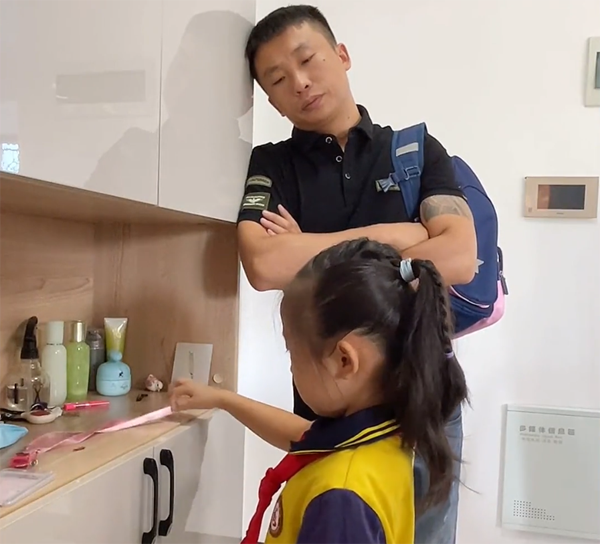 Bố dùng chiêu gậy ông đập lưng ông trị con gái lề mề mỗi khi đến trường-1