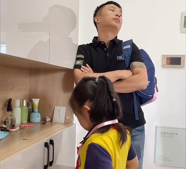 Bố dùng chiêu gậy ông đập lưng ông trị con gái lề mề mỗi khi đến trường-2