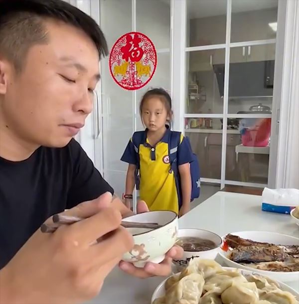 Bố dùng chiêu gậy ông đập lưng ông trị con gái lề mề mỗi khi đến trường-4