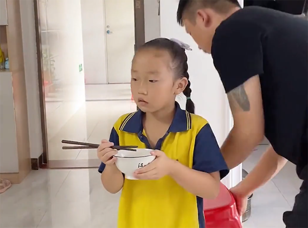 Bố dùng chiêu gậy ông đập lưng ông trị con gái lề mề mỗi khi đến trường-7