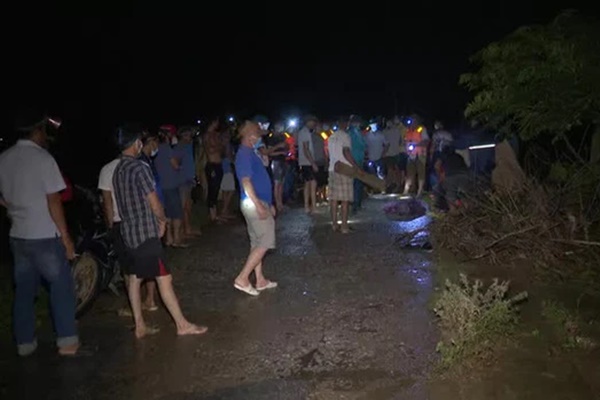 Đi chợ bán cà chua, người phụ nữ mang thai bị nước lũ cuốn-1