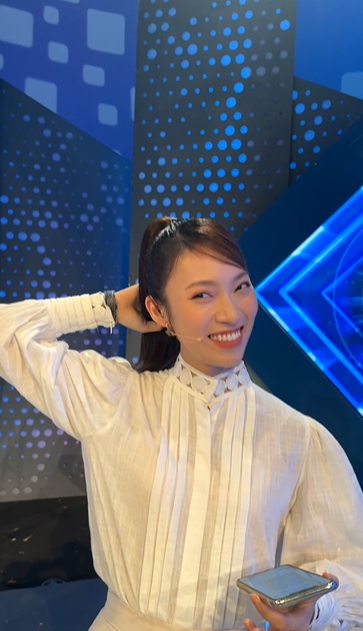 Khánh Vy xuất hiện trước giờ lên sóng tập đầu tiên của Đường Lên Đỉnh Olympia khẳng định mối quan hệ với tiền bối Diệp Chi-1