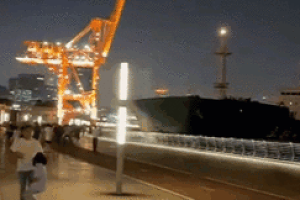 Clip: Đang bỏ chạy hớt hải, người phụ nữ nhanh trí nhập vai chủ nhà thảnh thơi ngồi rửa bát né công an khiến nhiều người ngơ ngác-2