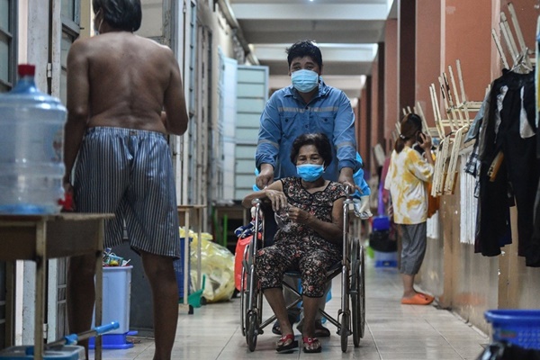 Rộ nhu cầu thuê F0 khỏi bệnh chăm sóc người mắc Covid-19-2