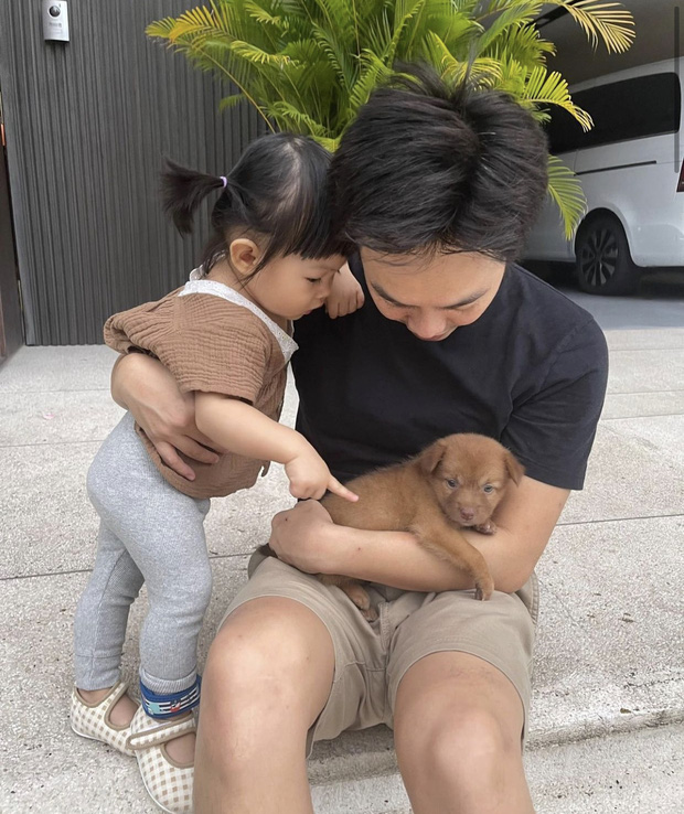 Cường Đô La vừa đón thêm thành viên mới bị bỏ rơi ngoài công viên, ái nữ Suchin mới 1 tuổi đã có em rồi!-2
