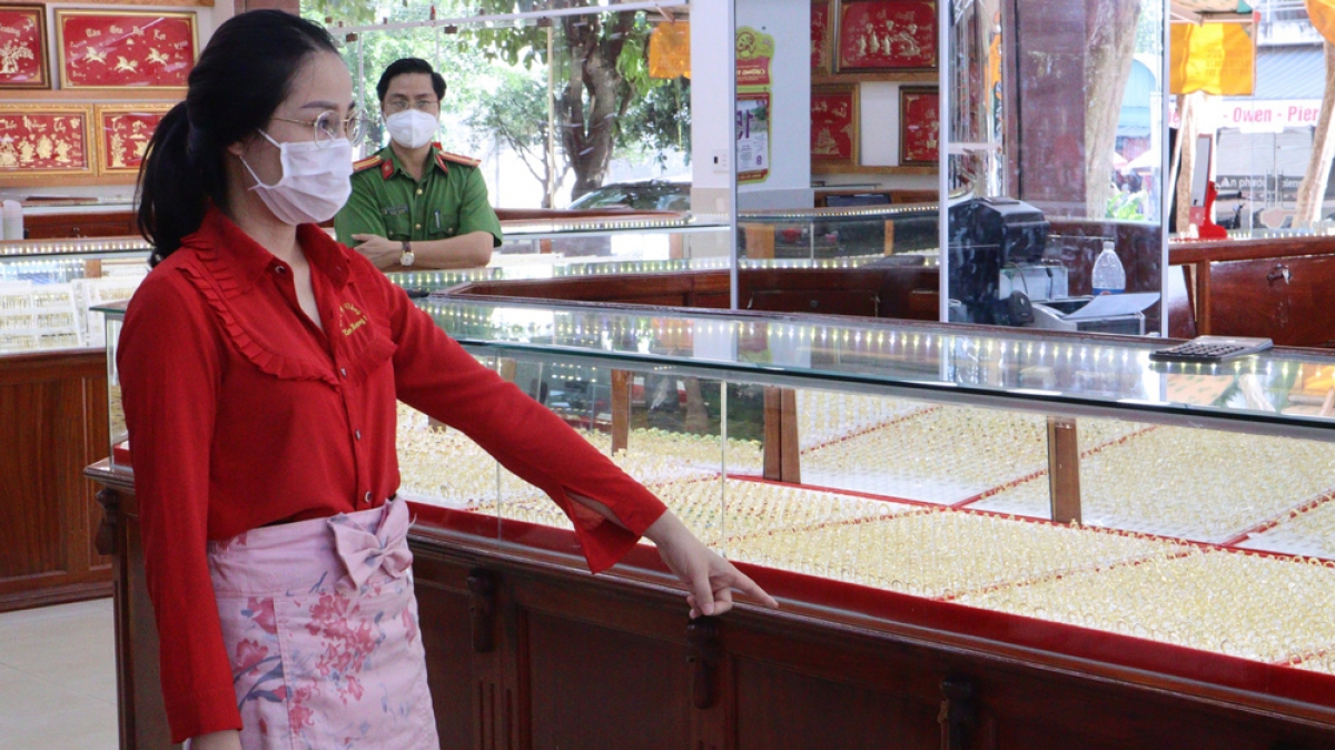 Nữ nhân viên lấy trộm hàng ngàn nhẫn vàng ở Bình Phước bị khởi tố-1