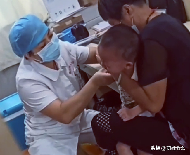 Bé trai khóc ngất khi y tá tiêm, giây tiếp theo mếu máo nói một câu làm ai cũng nín lặng, nền giáo dục gia đình được phơi bày-1