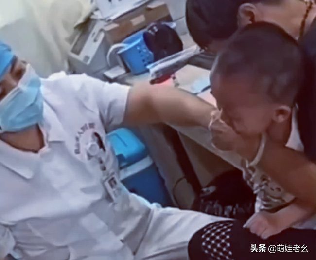 Bé trai khóc ngất khi y tá tiêm, giây tiếp theo mếu máo nói một câu làm ai cũng nín lặng, nền giáo dục gia đình được phơi bày-2