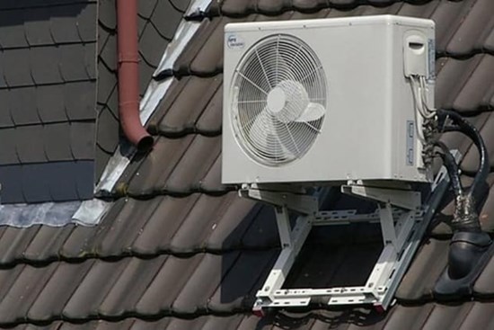 Cục nóng điều hòa thường lắp bên ngoài có cần che mưa nắng không, chuyên gia giải thích