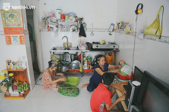 Gặp người vợ gục khóc cạnh xe lăn của chồng từng được Giang Kim Cúc giúp đỡ: Cô Cúc không liên lạc nữa, giờ cô chỉ mong được đi bán vé số lại-12