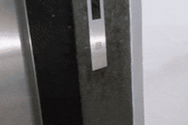 Người đàn ông đăng clip cảnh mẹ bị kẹt trong thang máy của gia đình, dân mạng bình luận “hoá ra nhà giàu có tiền xây thang máy cũng không hẳn sung sướng”
