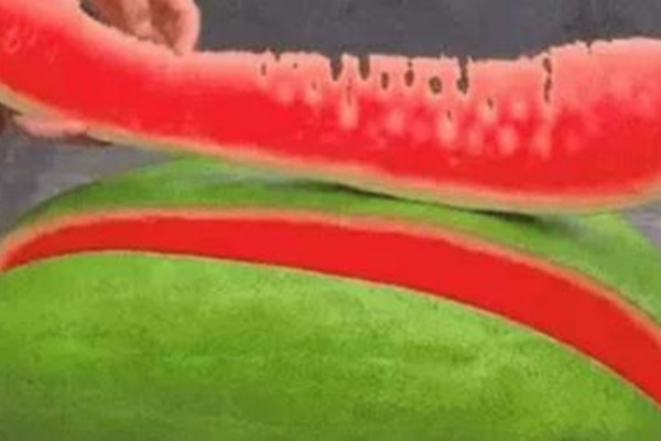 Cô gái khóc thét khi mua phải quả dưa hấu vỏ dai như cao su, bên trong chảy nước nát bét-1