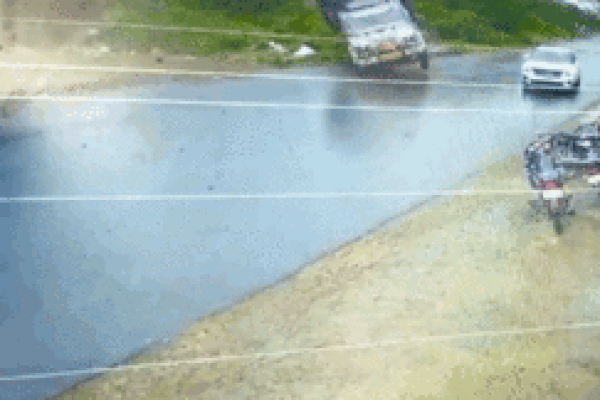 Xe tải bất ngờ lật ngang giữa đường, xe con may mắn thoát nạn