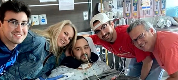 Người đàn ông bị Covid ăn sạch cả hai phổi và điều kỳ diệu đến từ cảnh tăm tối nhất-3