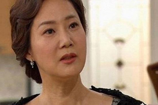Tức nghẹn vì con dâu ăn uống không mời, sáng ngủ 8h mới dậy