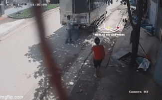 Thanh niên chạy xe máy ngã vật xuống đất: Camera bóc diễn biến khiến nhiều người lạnh gáy-1