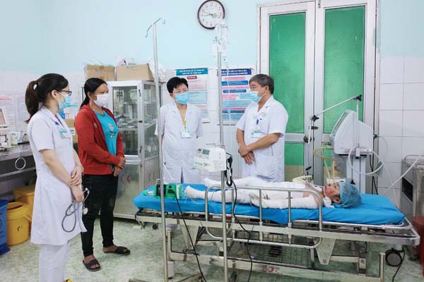 TP.HCM: Nhà 6 tầng bốc cháy, Cảnh sát bế người đàn ông bị mắc kẹt thoát nạn-3