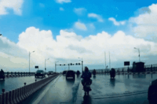 Xe máy bất ngờ ngã sõng soài trước đầu ô tô trên cầu Vĩnh Tuy