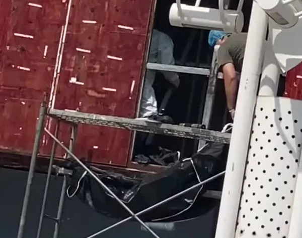 Công nhân sửa quán phát hiện thi thể trong hộp đèn quảng cáo, lời đồn đoán về cái chết của nạn nhân khiến người dân bàng hoàng-3