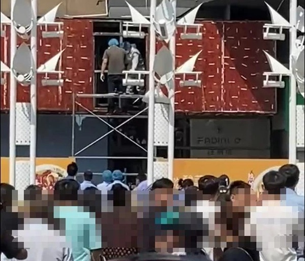 Công nhân sửa quán phát hiện thi thể trong hộp đèn quảng cáo, lời đồn đoán về cái chết của nạn nhân khiến người dân bàng hoàng-2