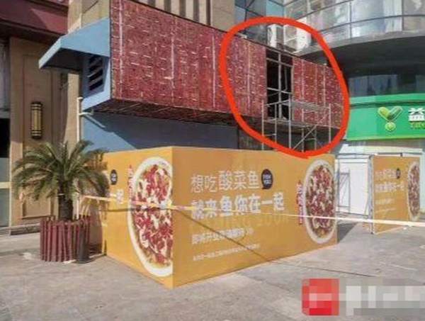 Công nhân sửa quán phát hiện thi thể trong hộp đèn quảng cáo, lời đồn đoán về cái chết của nạn nhân khiến người dân bàng hoàng-1