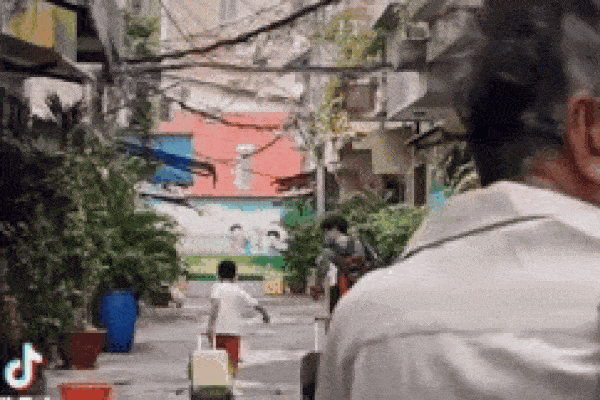 Người phụ nữ tóc tai rối bời gọi cửa nhà dân năn nỉ xin một thứ khiến ai cũng xót xa-4