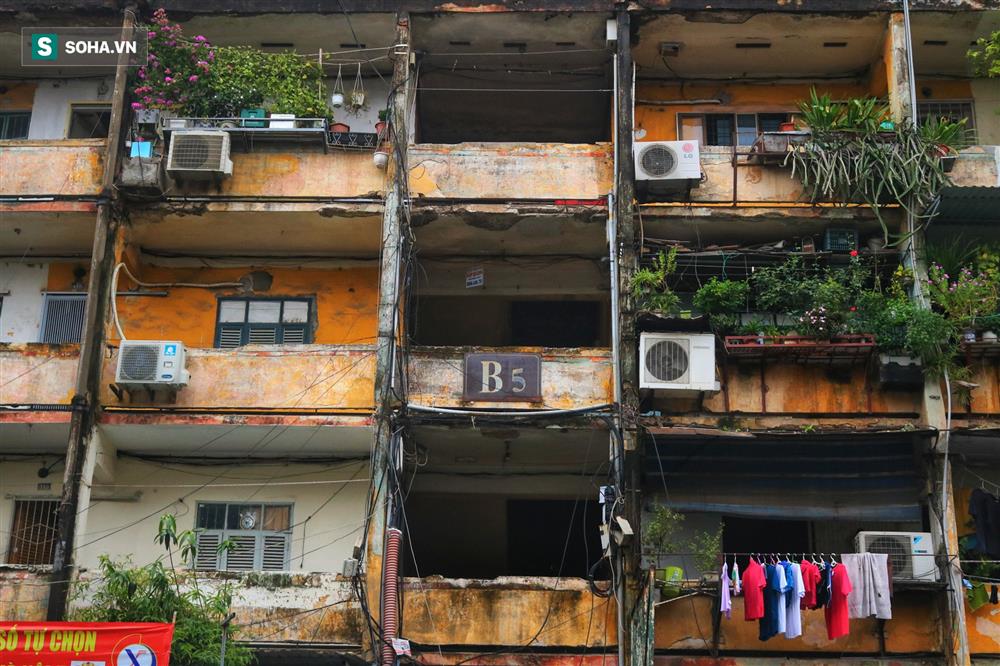 Cận cảnh 4 khu tập thể cấp độ nguy hiểm tại Hà Nội: Lấy chậu hứng nước mưa, đi vệ sinh phải đội nón-11