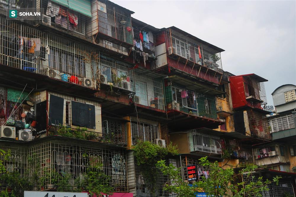 Cận cảnh 4 khu tập thể cấp độ nguy hiểm tại Hà Nội: Lấy chậu hứng nước mưa, đi vệ sinh phải đội nón-14