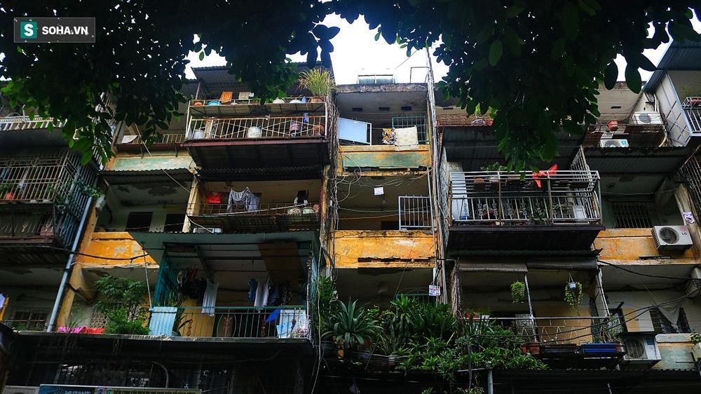Cận cảnh 4 khu tập thể cấp độ nguy hiểm tại Hà Nội: Lấy chậu hứng nước mưa, đi vệ sinh phải đội nón-3