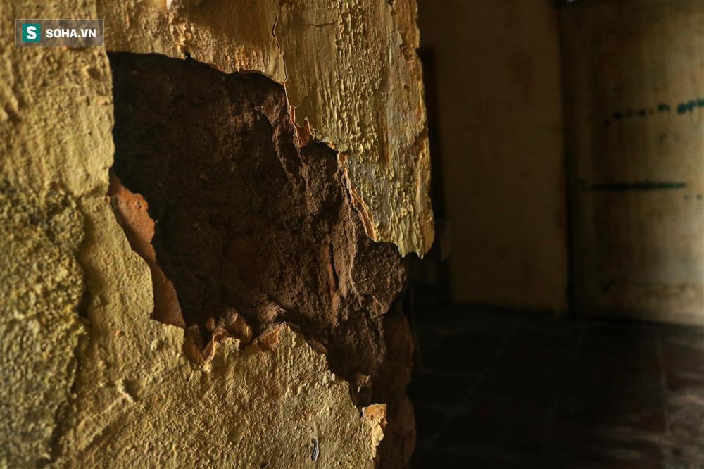 Cận cảnh 4 khu tập thể cấp độ nguy hiểm tại Hà Nội: Lấy chậu hứng nước mưa, đi vệ sinh phải đội nón-4