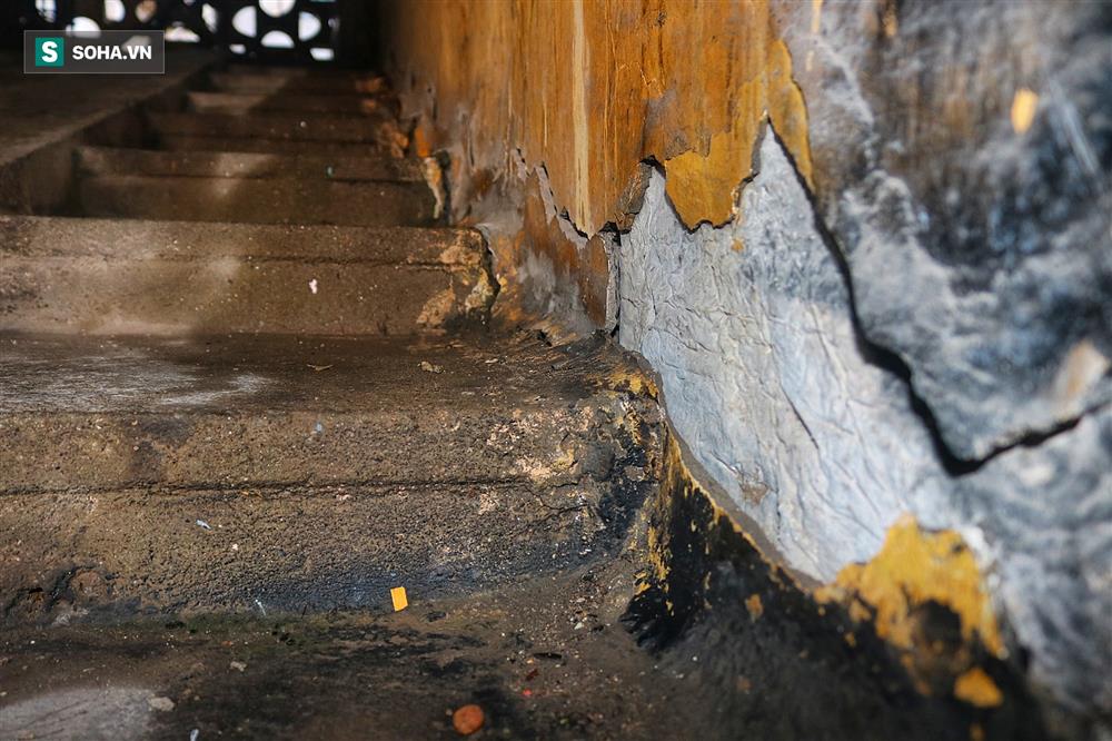 Cận cảnh 4 khu tập thể cấp độ nguy hiểm tại Hà Nội: Lấy chậu hứng nước mưa, đi vệ sinh phải đội nón-7