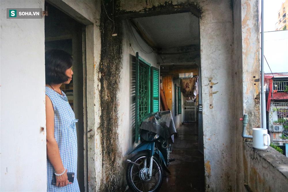 Cận cảnh 4 khu tập thể cấp độ nguy hiểm tại Hà Nội: Lấy chậu hứng nước mưa, đi vệ sinh phải đội nón-9