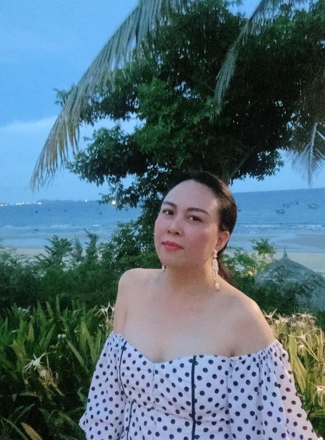 Phượng Chanel u mê váy áo trễ vai như sắp tụt-5