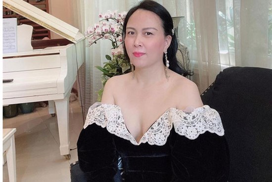 Phượng Chanel 'u mê' váy áo trễ vai như sắp tụt